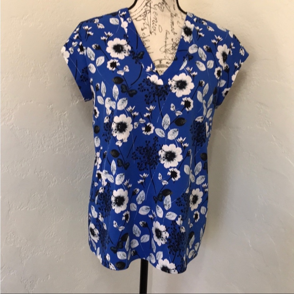 Hilary Radley V-Neck Floral Top
Short Sleeve
Size Medium - Picture 1 of 7